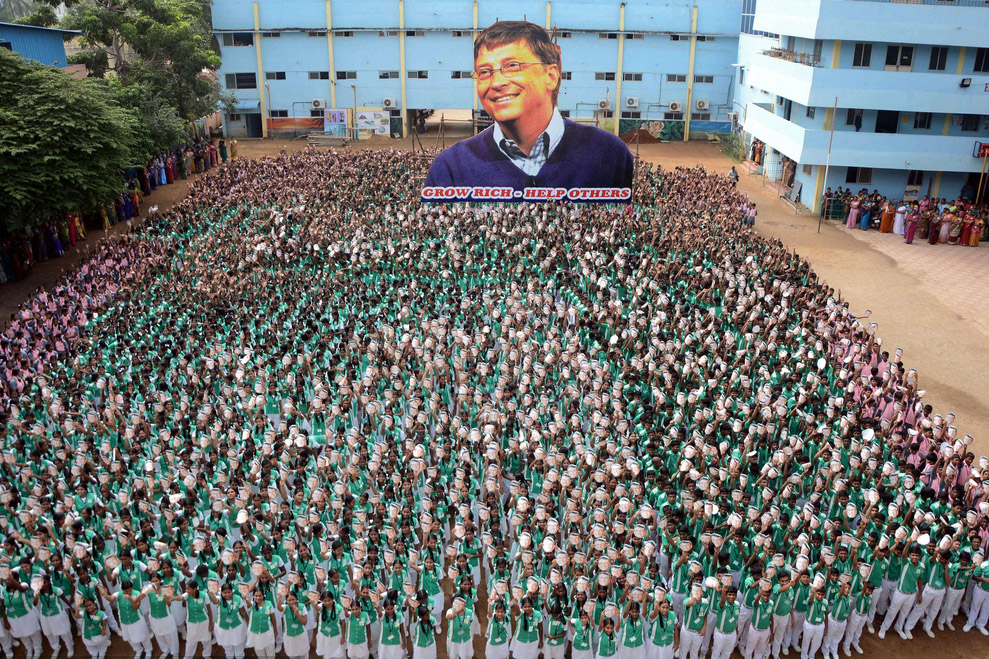 印度学生高举比尔·盖茨头像 庆祝其60岁生日