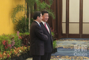 “习马”历史性会面 两人紧握手近90秒