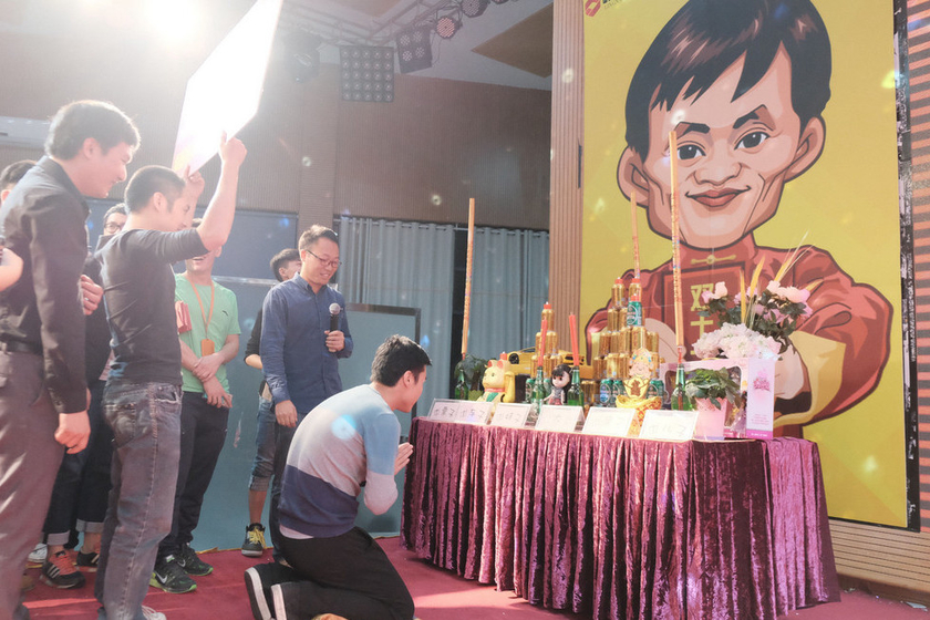 双十一花絮 广东电商业者跪拜马云刘强东画像