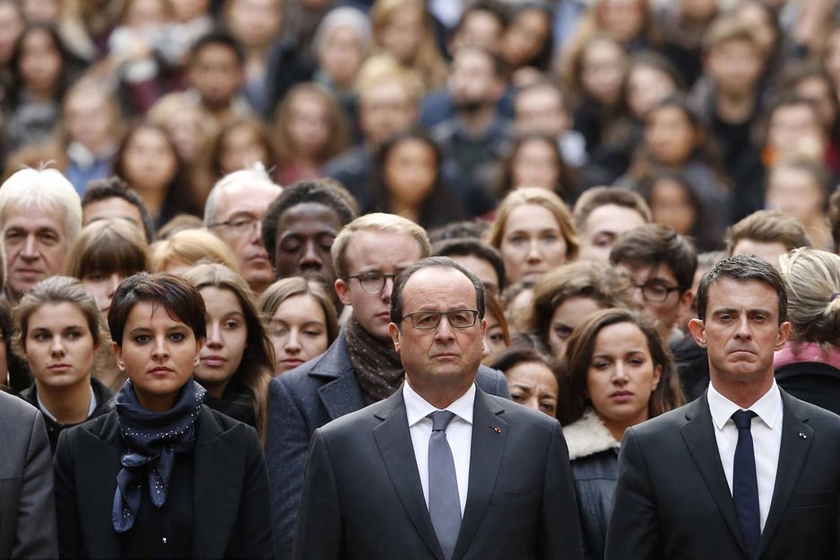 当地时间2015年11月16日，法国民众默哀一分钟，悼念巴黎恐袭遇难者。总统朗德参加默哀仪式。 Guillaume Horcajuelo/视觉中国_一周人物【第189期】（2015.11.14-11.20）