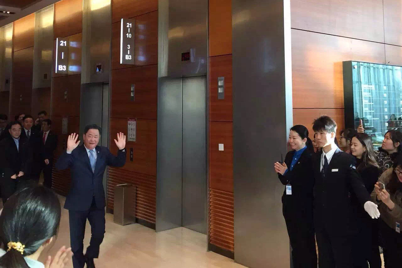 815970709349088736_ 宁高宁从电梯间走到大门的途中，不断向两旁的员工挥手致谢。 图自中粮内部员工