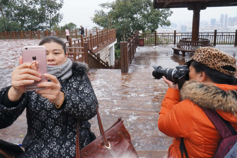 有游客在雪景前自拍。 东方IC