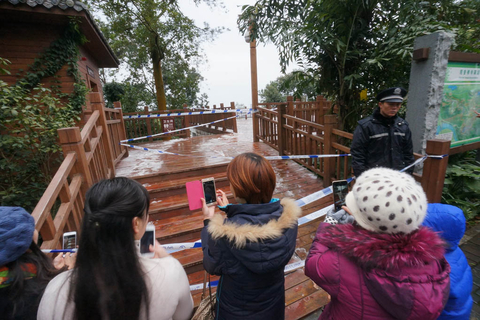 市民在警戒线外赏雪。 东方IC