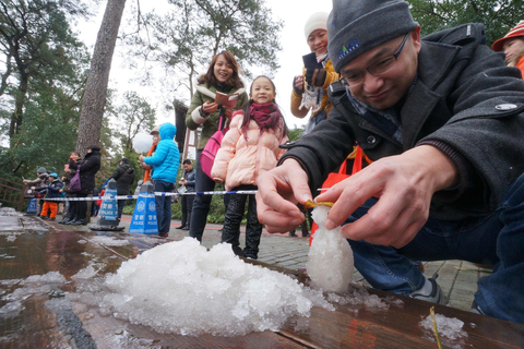 游客用仅剩的积雪堆出小雪人。 东方IC
