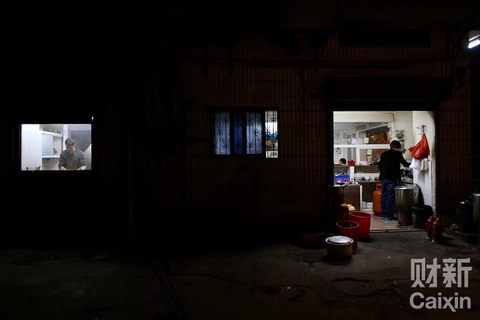 记者夏伟聪：我家这逼仄的宵夜店已经开了十二个年头。除了第一年外，之后的每个除夕夜，父母吃完团年饭后都会坚持开店。春节期间，店内所有菜价翻倍，有时生意旺起来，挣到的相当于平常半年的量。小时候我不理解。以前那些孩子打游戏机，大人打麻将，嬉闹看烟花的场景因为我父母的缺席都不见了。后来我大了点，气还没消，竟被抓去帮忙，一般晚上九点开始，到凌晨三点。今年是我第一次拍他们。图中我爸（左）和表哥在忙。宵夜店主要是做鱼生的，我爸是切鱼的大师。