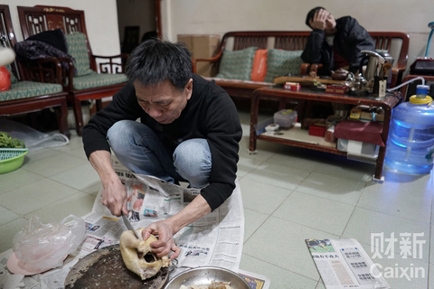 我跟我爸一样，特别不喜欢人多热闹。当亲戚都忙成一团去准备年夜饭，他就一个人坐在椅子上欣赏新买的音响。我爸是一名公车司机，而因为公车改革削减政府车辆，他今年离开了工作多年的单位。 梁莹菲/财新记者