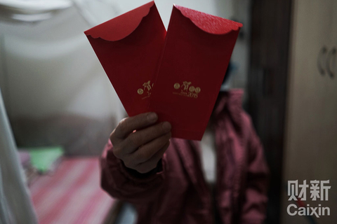 跟往年一样，母亲在临睡前给了我两个红包，她的新年愿望跟广大母亲一样，就是希望我尽快成家。 梁莹菲/财新记者