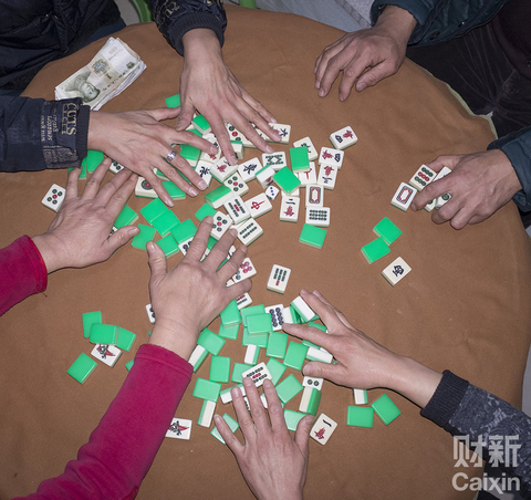 实习记者杜广磊：过年的仪式感在逐渐淡化，淡化成了日历上薄薄的一页，过了这天，脆生生的撕下，就如每一个庸常的日子。家里人从不打牌，除夕这一天除外。对于不爱看春晚的家人来说，玩麻将牌似乎是不多的消遣形式之一。牌打得很小，坐上一晚也就是几十块钱上下的输赢。忙碌了一年，打打麻将，在牌桌上聊聊家常，是一家人聚在一起说说话的难得机会。这个“仪式”每年都有，那副麻将牌，也只有在这一天，才有机会在牌桌上翻滚喧哗。家里并没有专用的牌桌，所谓牌桌就是平日吃饭的圆桌铺上一层桌布。过完年，撤下桌布，柴米油盐依旧。