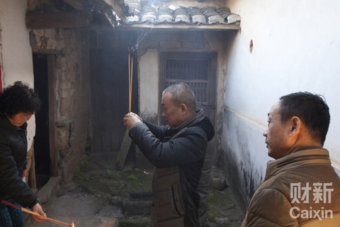 记者罗莉兰：春节的祭祀是客家人中最重要的祭祀活动，先在自己家祭自家的灶神、天神，然后去自家的老屋祭拜祖先，这种祭祀自家的孩子是要求参加的，特别是男孩，拜三次，每拜一次就插一次香，祈求祖先保佑。图为村里的人一大早来到老屋祠堂祭拜祖先。