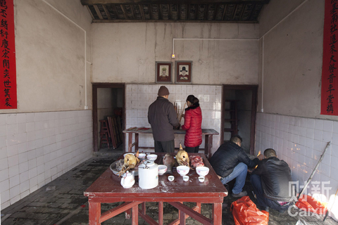 拜祖公祖婆，拜三次，每拜一次就插一次香，祈求祖先保佑。 罗莉兰/财新记者