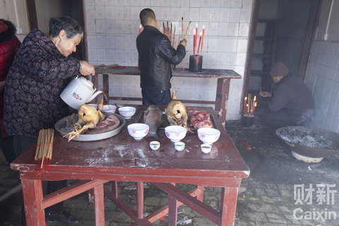 祭祀的祭品包括：一只完整的公鸡、一条鱼、一盘肉、糖果饼干、茶烟酒、鞭炮、冥币等。 罗莉兰/财新记者