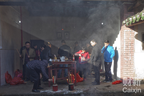 祭祀祖公祖婆时，家里的长辈带着自家的孩子，特别是男孩。 罗莉兰/财新记者