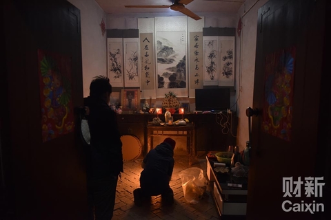 早上五点多，爷爷丁相林家就围满了成群结队来拜年的人。这个村子里丁氏最旺，“相”字辈在村里辈份最长。按照本地的丁氏族谱，相、敬、守、永、远的辈份排列，最免的“远”字辈比爷爷小5辈，要喊他老老太爷爷。 陈亮/财新记者