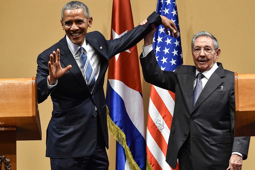 奥巴马找卡斯特罗握手 遭遇尴尬一幕