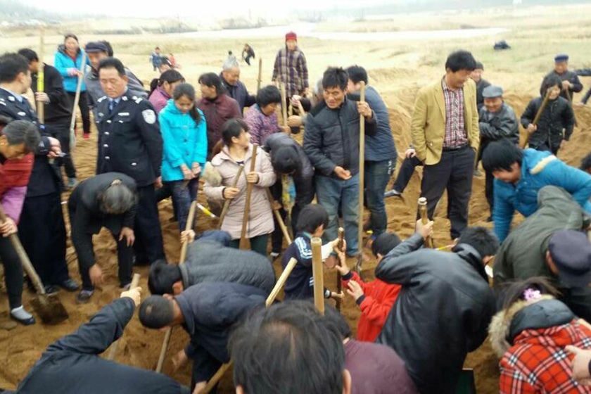 闪姓人口_爸爸姓 宫 ,灵光一闪给三胞胎取名字,上户口工作人员笑称绝了(2)