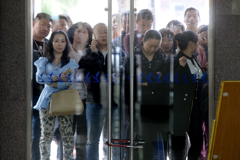 2016年04月23日，山东省济南市，航空班招飞体检，家长在门外等候。 视觉中国