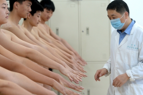 2016年04月23日，山东省济南市，考生裸体并排接受检查。 视觉中国