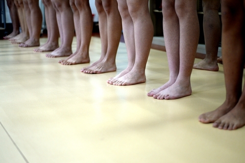 2016年04月23日，山东省济南市，考生在房间内并排检查。 视觉中国