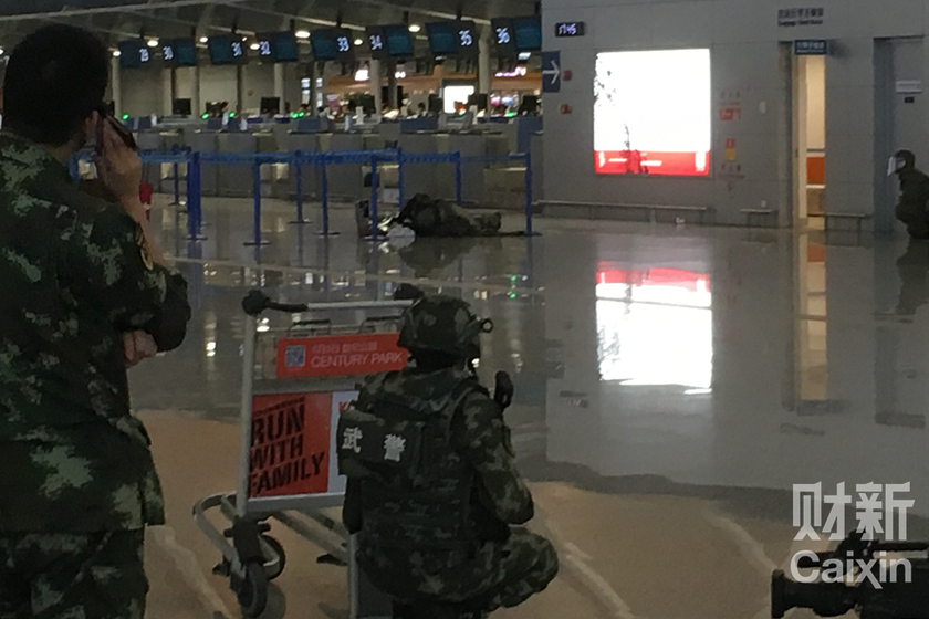 上海浦东机场爆炸 武警封锁现场进行排爆