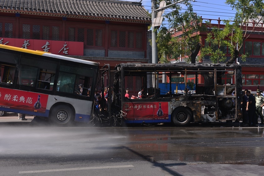 北京332路公交起火 燃烧后只剩车架_图片频道_财新网
