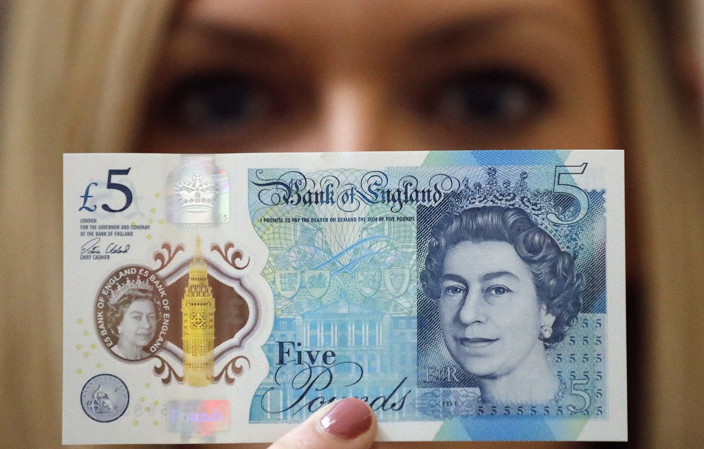 英国发行首款面值5英镑塑料钞