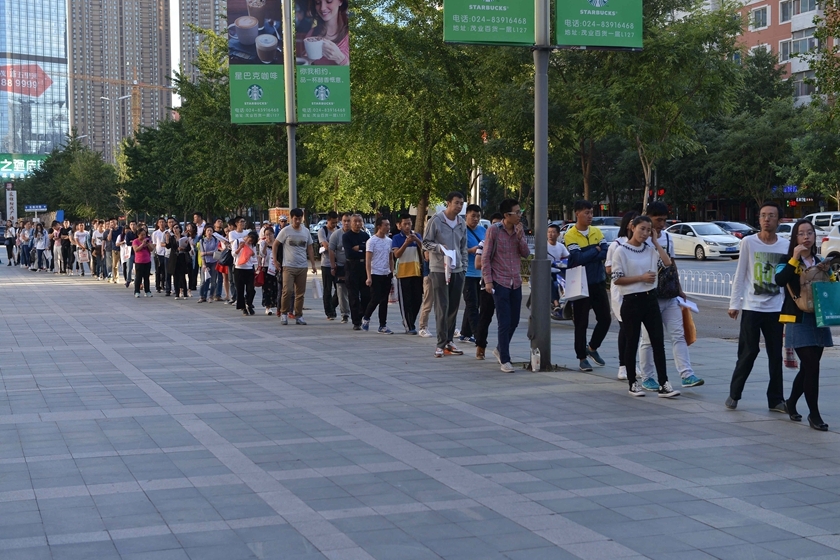 沈阳公安局社会招聘辅警 数千人排长队求职