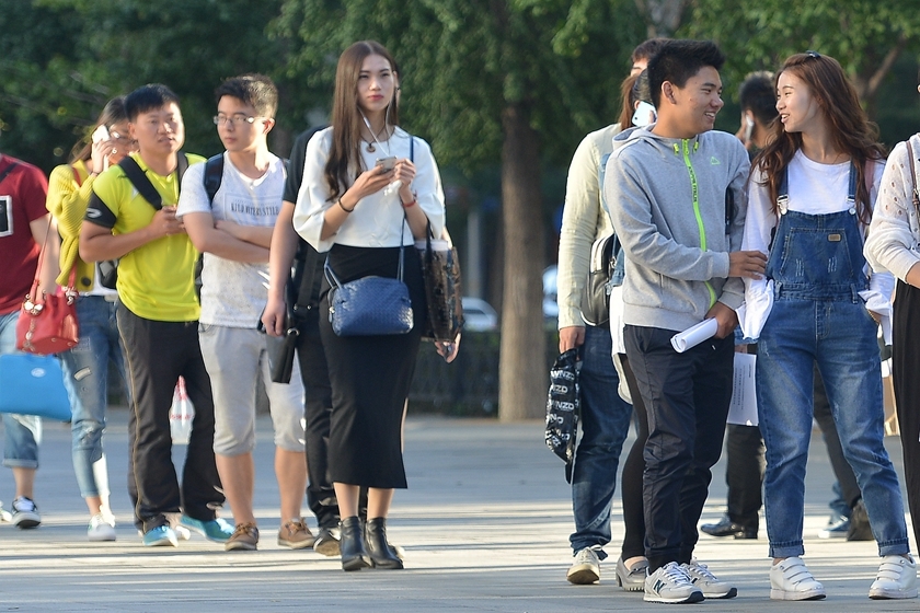 沈阳公安局社会招聘辅警 数千人排长队求职