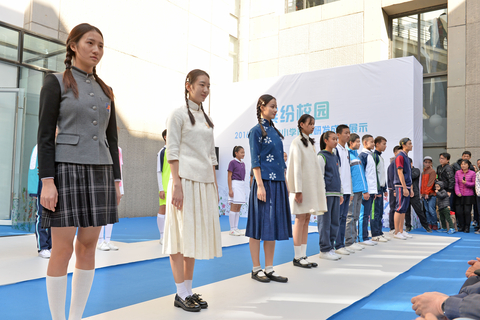 这些新款校服由去年年底揭牌的“北京市中小学校服研发中心”特别设计，将由中小学校及学生自主选择进入校园，或根据学校及学生要求进行再设计。 视觉中国