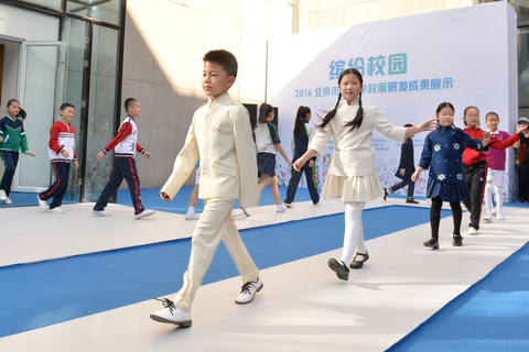 这些新款校服由去年年底揭牌的“北京市中小学校服研发中心”特别设计，将由中小学校及学生自主选择进入校园，或根据学校及学生要求进行再设计。  视觉中国