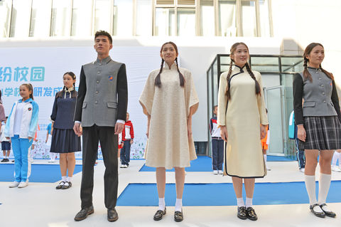 这些新款校服由去年年底揭牌的“北京市中小学校服研发中心”特别设计，将由中小学校及学生自主选择进入校园，或根据学校及学生要求进行再设计。  视觉中国