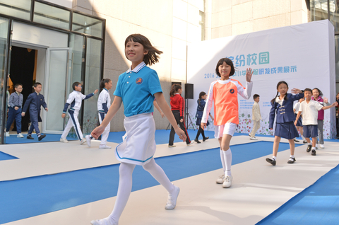2016年10月29日，北京市中小学生校服研发成果展示会在北京服装学院举行，60余名中小学生展示了8个系列的校服近70套。  视觉中国