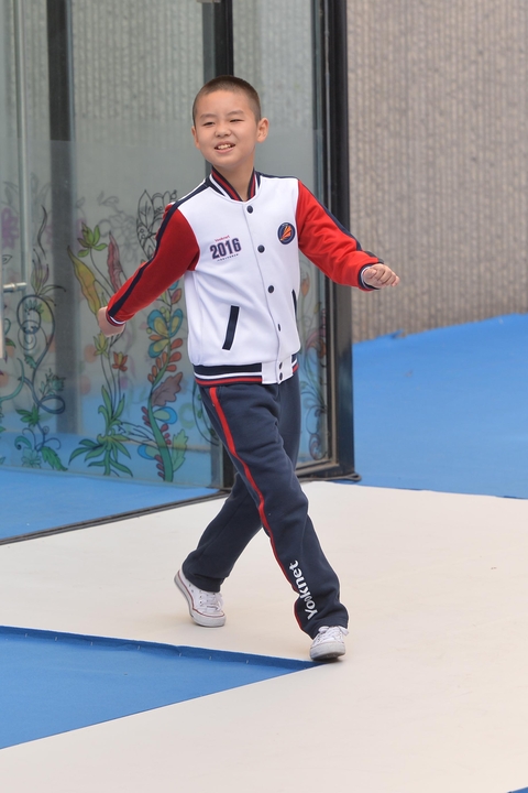 这些新款校服由去年年底揭牌的“北京市中小学校服研发中心”特别设计，将由中小学校及学生自主选择进入校园，或根据学校及学生要求进行再设计。  视觉中国