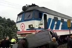 浙江一火车在铁路道口连撞两汽车 致4人受伤