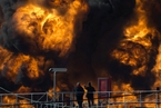 以色列最大炼油厂发生大火 熊熊火焰遮蔽天日 
