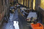 水城威尼斯罕见严重缺水 贡多拉船搁浅陷淤泥