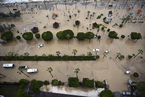 航拍土耳其洪水灾区 道路车辆被淹如陷汪洋  