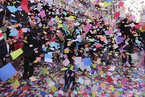 纽约时代广场撒彩色纸屑为跨年热身 预计百万人参加