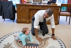 白宫公布奥巴马任内最后一年照片 逗萌娃体验VR