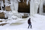 科索沃遭遇极寒天气 出现“冻瀑”奇观