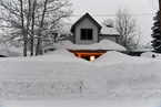 美国多地持续降雪 局部积雪厚度超2米