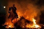 西班牙人庆祝圣安东尼节 民众“骑马跳火”