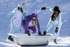 瑞士小镇举办浴盆滑雪比赛 造型滑稽