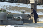朴槿惠被停职后首次外出 赴显忠院为父母扫墓