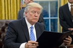 特朗普签署行政命令 宣布美国退出TPP 