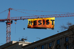 绿色和平组织高空悬挂横幅，抗议特朗普政府政策
