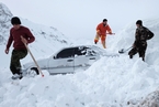 塔吉克斯坦发生雪崩 已致8人死亡数百辆车被埋