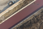 太原：涂料厂颜料泄漏 染红近5公里防洪渠