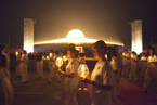 泰国民众庆祝万佛节 在巨型佛像前祷告