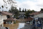 美国圣何塞遭遇百年来最严重洪灾 车辆浸泡洪水中 