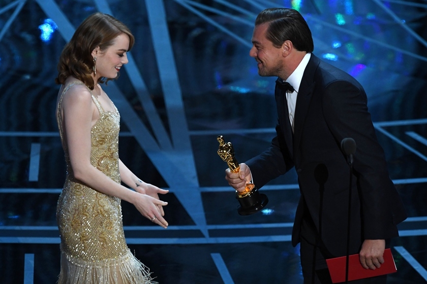奥斯卡颁奖闹乌龙 艾玛斯通封影后